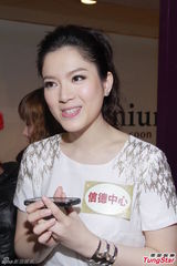 组图：苟芸慧出席圣诞乐汇演 考虑为艺术而性感