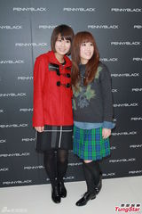 组图：汤洛雯黄芷晴相见欢 吴雨霏为时装店开唱