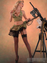 组图：艳星罗茜-琼斯领衔军队风大片 美胸翘臀诱人