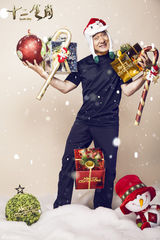 组图：《十二生肖》侠盗变装同跨年 成龙变身圣诞树