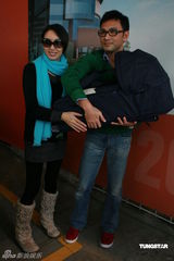 幻灯图：郭可盈恢复良好出院 文龙紧张女儿全程笑容