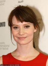 组图：米娅红裙亮相《唯爱永生》首映 抖森献抱