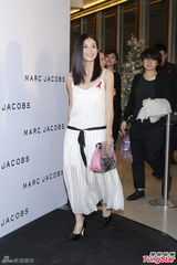 组图：杨采妮潜水度蜜月 赞婆婆开明生子没压力