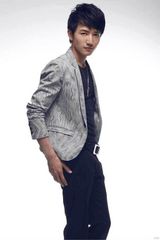 组图：许诺稳重气质写真曝光 显优雅熟男气质