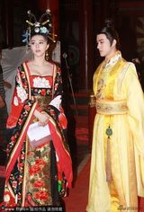 组图：范冰冰露酥胸拍《武则天》 认真读剧本