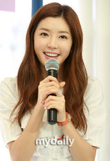 幻灯图：朴韩星举行图片展 宣传其名字命名牛仔裤