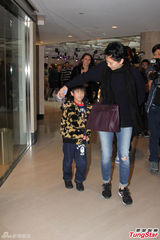 组图：袁咏仪母子逛街怕曝光 遮掩儿子面容