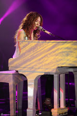 组图：周笔畅睡衣扮猫女 邓紫棋自弹自唱