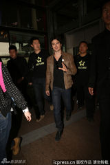 组图：《吸血鬼》伊恩抵京被围堵 挥手帅气卖萌