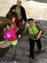 组图：张柏芝秘密抵沪见狗仔兴奋 无名指戴戒指