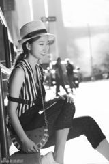 组图：姚星彤纽约街拍 黑白格调复古纯美