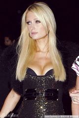 幻灯图集：希尔顿姐妹深夜现身 帕丽斯爆乳抢镜