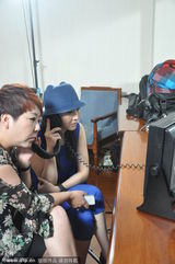 组图：买红妹挺富二代小男友选秀 指评委不公