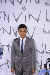 组图：井柏然廖凡同台看秀 兄弟见面相聊甚欢