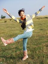 高清组图：应采儿草原写真 感悟自在真我