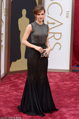 组图：艾玛-沃特森红唇黑裙显娇媚女人味儿