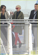 组图：麦莉身体康复恢复巡演 红框眼镜出街扮酷