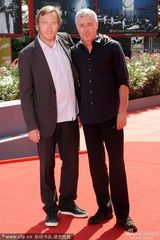 组图：《东方男孩》首映 瑞鲍汀红毯假装颁奖