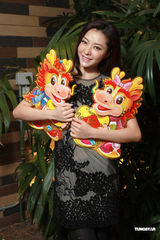 组图：熊黛林陪家人香港过新春 祝网友龙年行大运