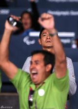 组图：刘德华伦敦残奥会为香港选手现场助威