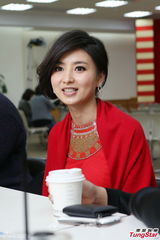 组图：“沈眉庄”斓曦赴台湾宣传 唱黄梅调