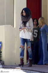 组图：赛琳娜破洞牛仔出镜 戴围巾演绎街头时尚