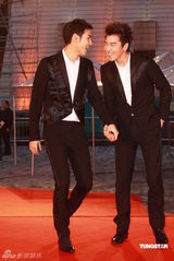 幻灯：香港金像奖颁奖红毯 阮经天赵又廷牵手现身