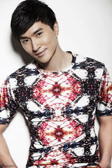 组图：陆昱霖最新写真个性潮装时尚感出众