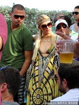 组图：帕丽斯-希尔顿胸部缩水 手臂现皱纹疑抽脂