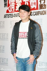 幻灯图：情系玉树大汇演后台 黎明现身送祝福