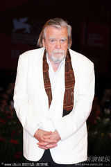 组图：《硬纸盒小镇》首映 导演埃曼诺牵爱妻亮相