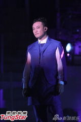 组图：陈奕迅开唱造型似黑山老妖 少说话多唱歌