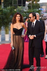 组图：白人女星妖娆亮相 豪乳蛮腰展露无遗