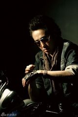 高清图：吴秀波登时尚杂志 优雅绅士与机车共舞