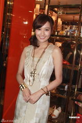 组图：汪诗诗出席新店开幕礼 力挺甄子丹认真专业