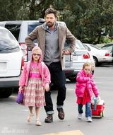 组图：本-阿弗莱克牵两女儿逛集市奶爸范儿十足