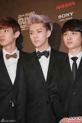 高清图：GD条纹装出席mama记者会 EXO正装帅气