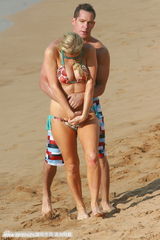 组图：希尔顿与男友鸳鸯浴 海滩戏水被搂蛮腰