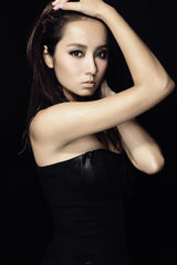 组图：吕一黑色写真低胸惹火 萝莉变身性感娇娃