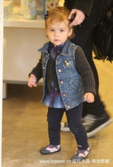 高清组图：阿尔芭狂买打折货 小奥诺蹒跚学走路