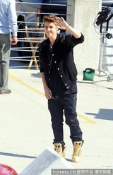 组图：贾斯汀-比伯为新曲拍MV 与女主角调情频笑场