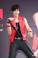 组图：汪东城单飞出专辑12年终圆梦