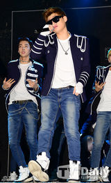 组图：韩国13人男团ToppDogg新专辑首唱会