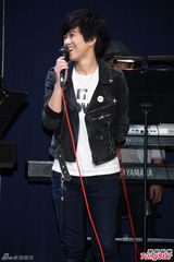 组图：陈威全情人节开唱 张芸京现身站台