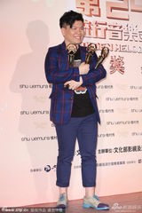 组图：林忆莲获最佳国语女歌手 常石磊代领