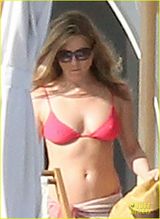 组图：安妮斯顿桃红比基尼晒日光浴 四仰八叉露私处不雅