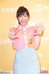 组图：AKB48渡边麻友访港大送飞吻 与粉丝握手