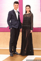 组图：TVB台庆胡定欣薄纱隐约透视 王浩信帅气