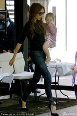 组图：贝嫂抱女出街爱子护驾 哈珀挖鼻吮指呆萌