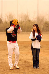 幻灯：田中千绘不畏沙尘 为首届全民棒垒联盟开球